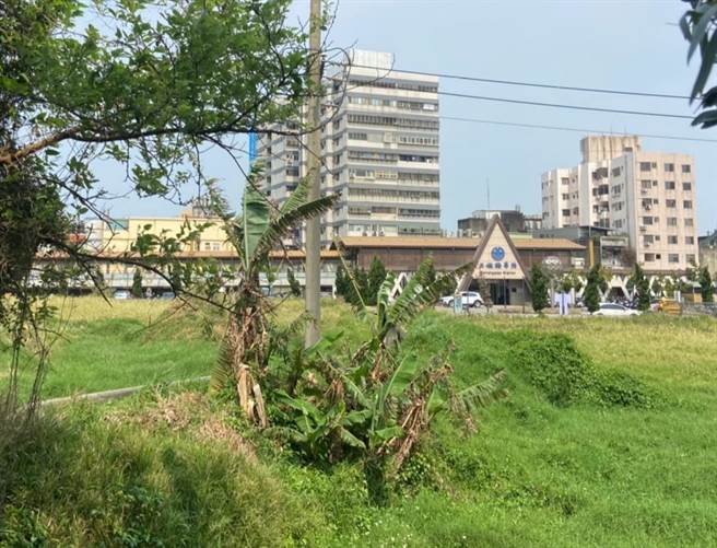 新竹市政府正式启动汀甫圳第14支线简易通学路计画，未来学生上下学不必再绕道大马路，3分钟就能到校。（陈育贤摄） 