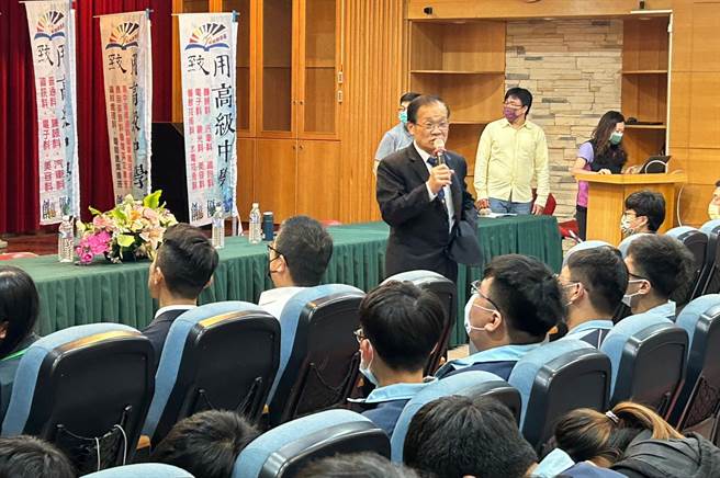 校長陳添旺強調，看到學生與企業互動熱絡，表示企業對致用高中技職人才培養深具信心。(致用高中提供)