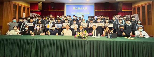  致用高中今年應屆畢業生參加說明會，透過企業代表解說工作內容及福利後，讓學生對計畫執行有更深一層了解。(致用高中提供)