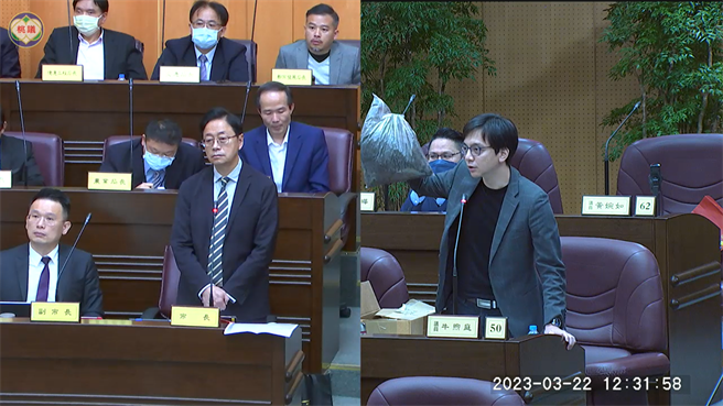 牛煦庭送美福灰烬垃圾给张善政，要求协助化验给市民真相。(蔡依珍摄)