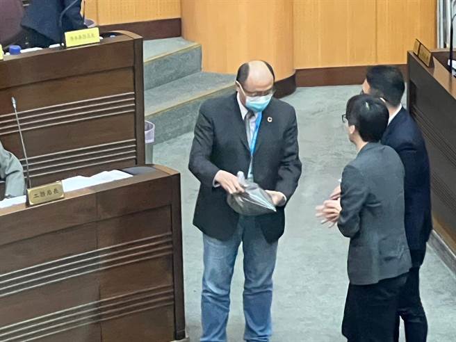 环保局长陈世伟收下美福灰烬垃圾。(蔡依珍摄)