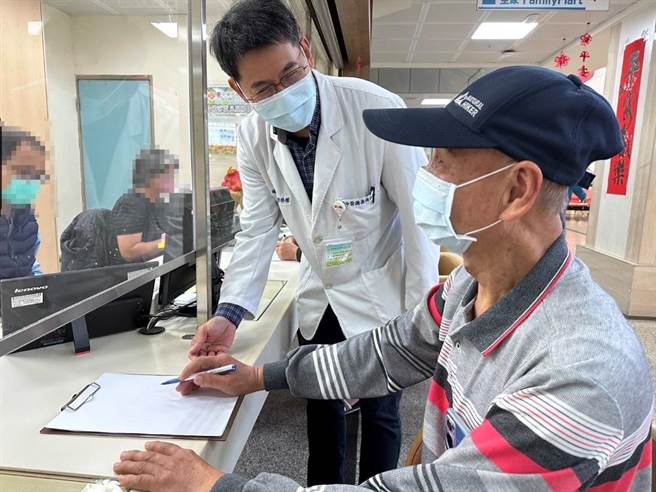 嘉荣心理师曾德耀指出，失智症要「早期发现，早期治疗」，若长辈疑有失智症症状，请家属尽速带往就医。（台中荣民总医院嘉义分院提供／邱显诚嘉市传真）