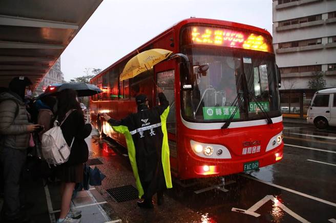 台北市区监理所表示，经营国道客运9026路线的福和、皇家客运，因为脱班等问题，已开出26张罚单，并邀集多家业者支援经营。（基隆市政府提供／张志康基隆传真）