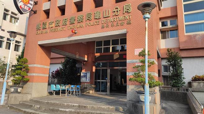 桃園市龜山警分局22日和保二合作，起出大批槍彈，其中上百發子彈疑似來自軍中。（賴佑維攝）