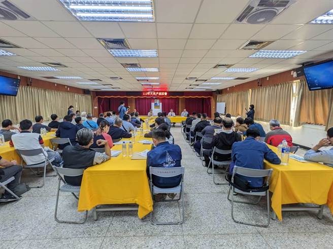 台电澎湖区营业处举办112年度大用户座谈，邀请澎湖地区54个契约容量达100瓩以上客户简报，辅导大家移转夜尖峰至离峰时段，抑低夏季用电。（台电提供）