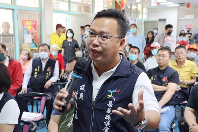 县议员黄启豪认为应再全面检视底下管线、窨井情形。（吕妍庭摄）