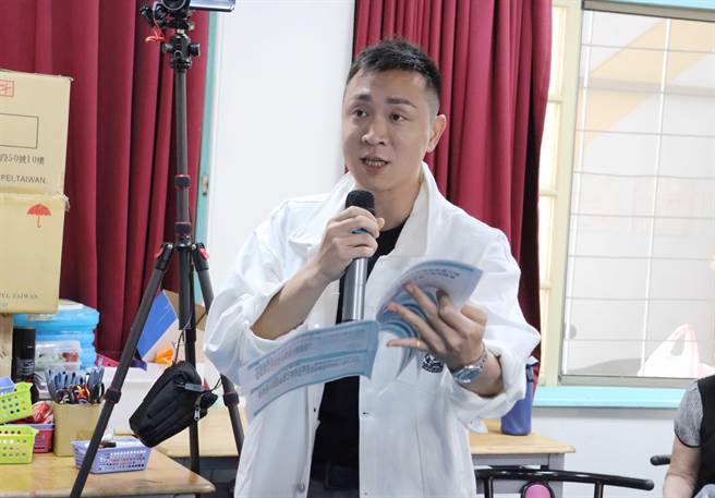 县议员林岱杰担心这次气爆恐影响其他路面地基，建议全线施工路段应全面挖开检视。（吕妍庭摄）