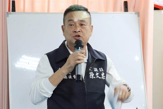县议员陈文忠质疑工程设计有问题。（吕妍庭摄）