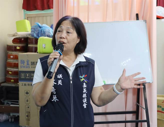 县议员林秀琴要求自来水公司务必做好改善措施。（吕妍庭摄）