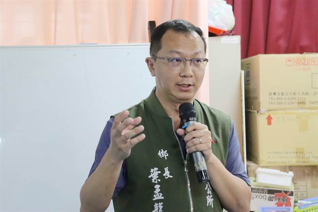 新港乡长叶孟龙要求水公司持续进行窨井压力监测。（吕妍庭摄）