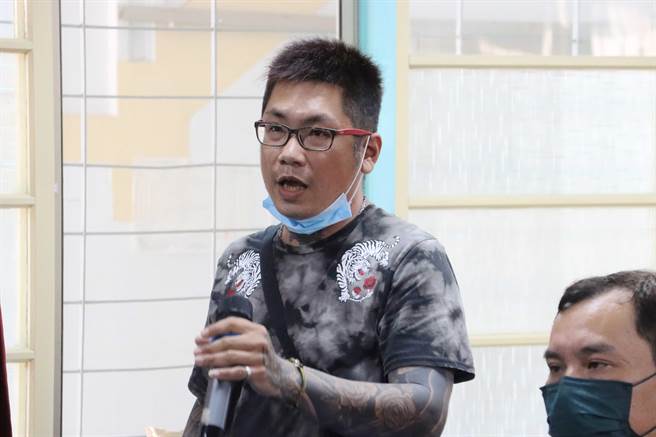 陈姓乡民发言，说他每天经过该路段都心惊惊。（吕妍庭摄）