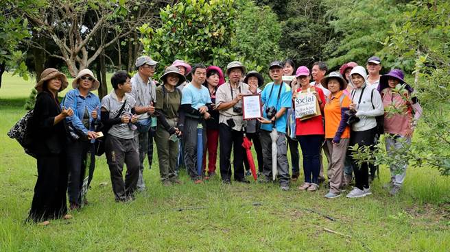 潘樵与同事、朋友合力在暨大校园栽种壳斗科树苗，打造美丽的栎森林。（潘樵提供／杨静茹南投传真）