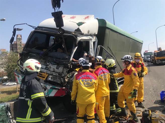 國1 楠梓段北向路段下午發生3輛大小車的連環車禍，消防局人員獲報到場搶救。（翻攝照片／林瑞益高雄傳真）