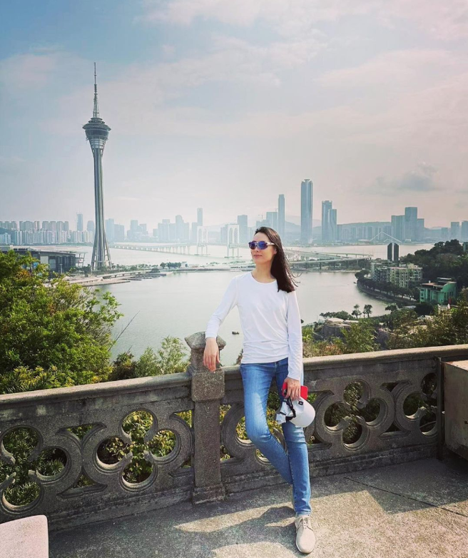 梁洛施穿得一身轻便，于家乡打卡。（图／IG@isabella.leong）