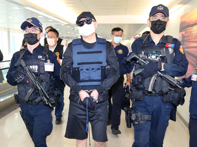刑事局与菲律宾警方合作，将潜逃海外22年的台南角头陈建寧（中）押解回台。（范扬光摄）