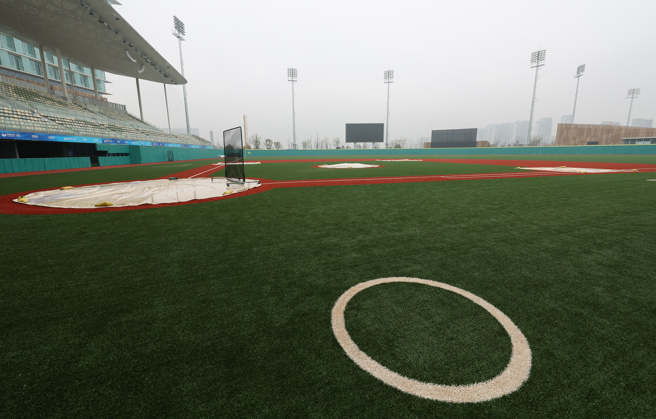 杭州亞運棒球場球員預備打擊區離本壘區域近。（中華奧會提供）