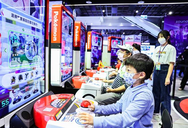 宝可梦加傲乐的魅力难挡，蔡姓弟弟自爆每周都要玩至少一次，家人也陪同他一块研究游玩模式和宝可梦。（罗永铭摄）