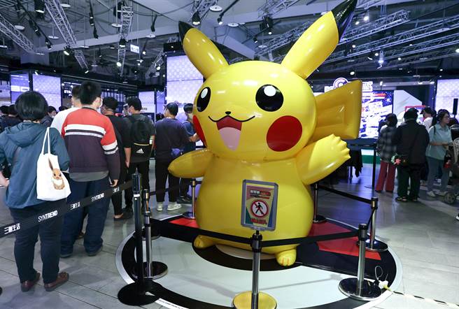 游戏体验会现场准备了大型皮卡丘气球让喜爱宝可梦的粉丝拍照打卡。（罗永铭摄）