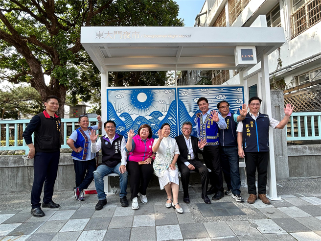 遠傳特邀藝術家楊士毅以「太陽故鄉」的城市意象設計出獨特雷雕站牌，打造花蓮智慧交通的獨特樣貌。（遠傳提供）