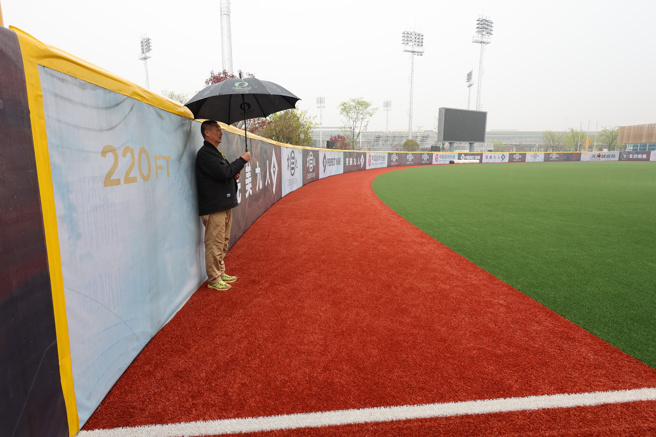 中华垒协副秘书长毕钧辉勘查杭州亚运垒球场。（中华奥会提供）