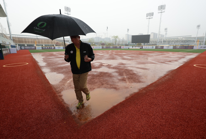 中华垒协副秘书长毕钧辉勘查杭州亚运垒球场。（中华奥会提供）