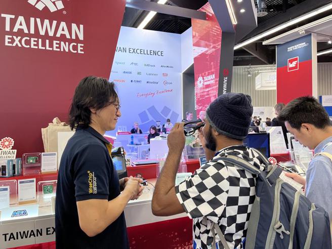 智晶光电直视式微型近眼装置，今年获纽伦堡Embedded World奖。（图／贸协提供）