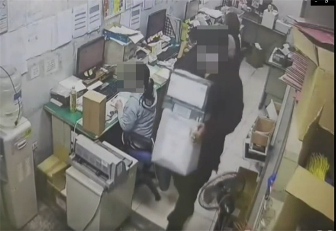 许嫌先向酒商订购同款酒品，要求买家先匯款到酒商帐户，再从中拦截酒商寄出的酒「买空卖空」。（台中市警察局提供／张妍溱台中传真）