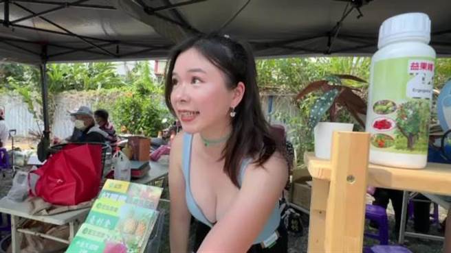 太麻里农民节暨农产展售会，一隅的摊位出现校花级辣妹，火辣程度破表。（蔡旻妤摄）