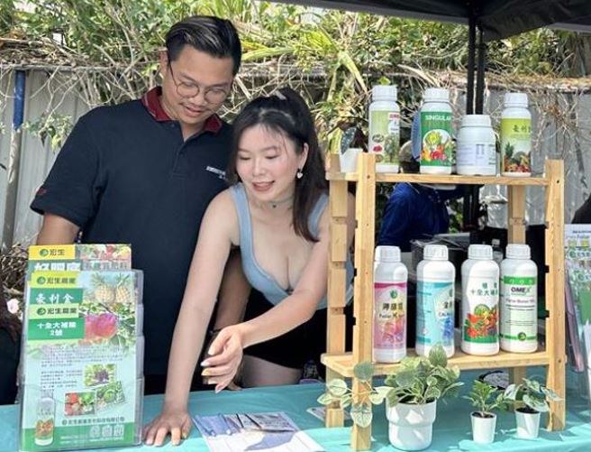 太麻里农民节暨农产展售会，一隅的摊位出现校花级辣妹，火辣程度破表。（蔡旻妤摄）