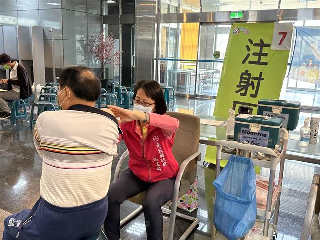 南投县卫生局鼓励民眾打疫苗，打疫苗就送鸡蛋。（廖志晃摄）
