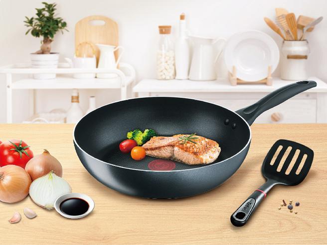 大润发「法国特福爵士系列平底锅」售价920元~1278元，买1送1。（大润发提供）