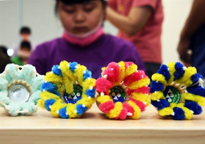 台東縣環境教育中心蒐集廢棄羽毛球再利用，由特教學校學生動手做成美麗吊飾。（莊哲權攝）