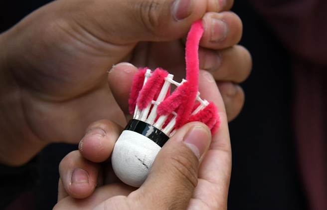 台東縣環境教育中心蒐集廢棄羽毛球再利用，由特教學校學生動手做成美麗吊飾。（莊哲權攝）