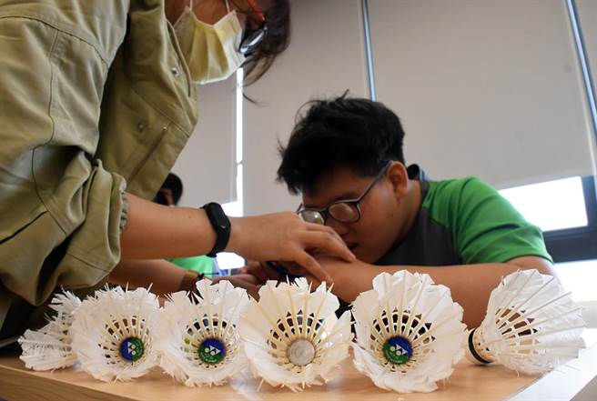 台東縣環境教育中心蒐集廢棄羽毛球再利用，由特教學校學生動手做成美麗吊飾。（莊哲權攝）