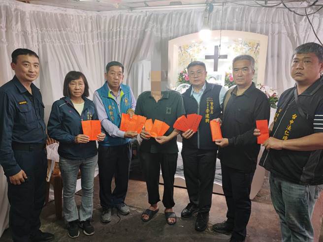 杨男的父母皆罹癌，日前母亲骤逝却没钱安葬，第四分局得知后募得近20万交给杨男。（第四分局提供／张亦惠台中传真）