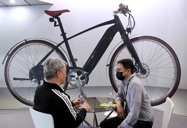 外贸协会主办的「台北国际自行车展（TAIPEI CYCLE）及台湾国际运动及健身展（TaiSPO）」22日开幕，这也是我国边境解封后实体展览首度迎接国际买主回归，两展合计逾千家企业参展，使用3850个摊位，准备迎接来自90国、4千多名国际买家商洽。（黄世麒摄）