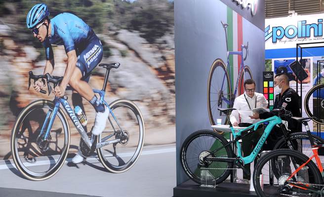 外贸协会主办的「台北国际自行车展（TAIPEI CYCLE）及台湾国际运动及健身展（TaiSPO）」22日开幕，这也是我国边境解封后实体展览首度迎接国际买主回归，来自90国、4千多名国际买家前来商洽，带动产业商机。（黄世麒摄）