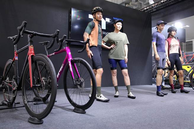 外贸协会主办的「台北国际自行车展（TAIPEI CYCLE）及台湾国际运动及健身展（TaiSPO）」22日开幕，这也是我国边境解封后实体展览首度迎接国际买主回归，厂商举办服装展，模特儿穿上专用的车衣、车裤、安全帽等人身部品，随着音乐上台走秀，让运动服饰也能很时尚。（黄世麒摄）