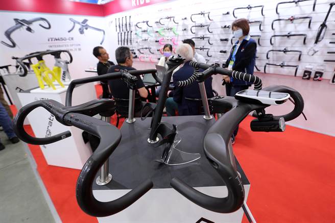 外贸协会主办的「台北国际自行车展（TAIPEI CYCLE）及台湾国际运动及健身展（TaiSPO）」22日开幕，这也是我国边境解封后实体展览首度迎接国际买主回归，来自90国、4千多名国际买家前来商洽，带动产业商机。（黄世麒摄）