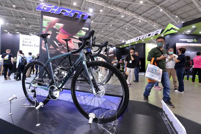 自行车传统大厂巨大（GIANT）、美利达（MERIDA）分占展场主走道显目的位置，各自摆出高价的公路车，互别苗头。（黄世麒摄）