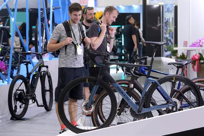 外贸协会主办的「台北国际自行车展（TAIPEI CYCLE）及台湾国际运动及健身展（TaiSPO）」22日开幕，这也是我国边境解封后实体展览首度迎接国际买主回归，来自90国、4千多名国际买家前来商洽，带动产业商机。（黄世麒摄）