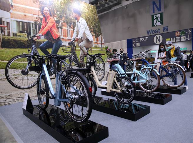 台湾本土自行车厂 BESV 展出旗下多款电动辅助自行车，吸引民眾目光。（黄世麒摄）