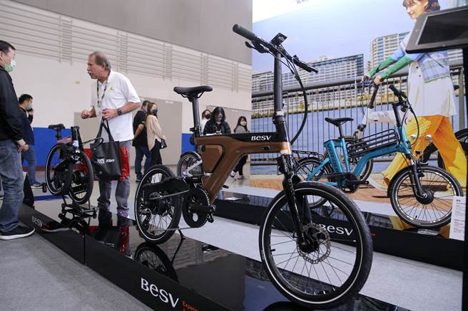 台湾本土自行车厂 BESV 展出旗下多款电动辅助自行车，吸引民眾目光。（黄世麒摄）