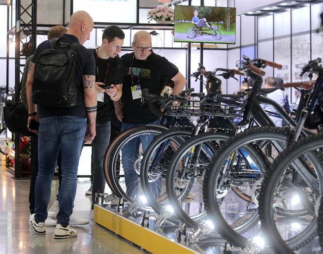 外贸协会主办的「台北国际自行车展（TAIPEI CYCLE）及台湾国际运动及健身展（TaiSPO）」22日开幕，这也是我国边境解封后实体展览首度迎接国际买主回归，来自90国、4千多名国际买家前来商洽，带动产业商机。（黄世麒摄）