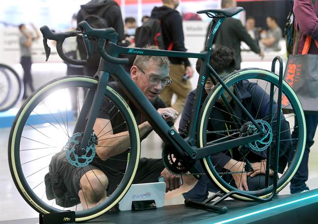 外贸协会主办的「台北国际自行车展（TAIPEI CYCLE）及台湾国际运动及健身展（TaiSPO）」22日开幕，这也是我国边境解封后实体展览首度迎接国际买主回归，来自90国、4千多名国际买家前来商洽，带动产业商机。（黄世麒摄）