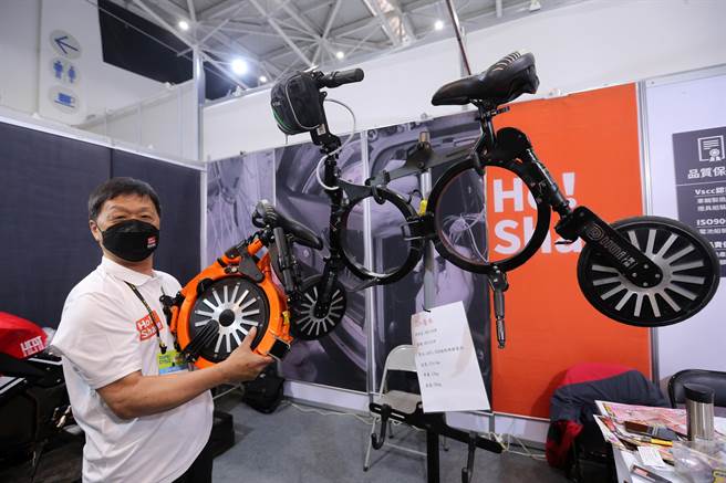 台湾本土电能厂商开发的「QQ折迭车」，重量仅不到10公斤，挂上电池就可以骑乘，收折后还能小到放在背包里，让前来观展的日本人们惊嘆不已。（黄世麒摄）