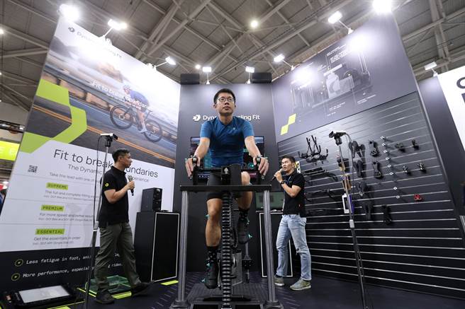 台湾本土自行车大厂巨大（GIANT）展出「Dynamic Cycling Fit 系统」，藉由电脑纪录辅助调整各项参数，协助骑士找到最适合的骑姿。（黄世麒摄）
