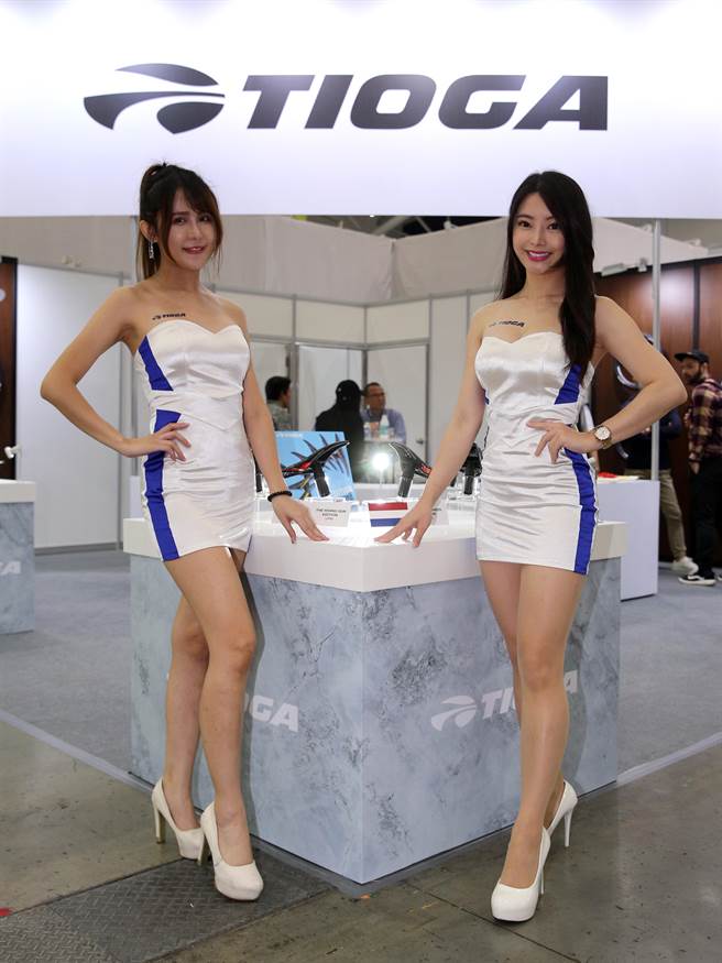 外贸协会主办的「台北国际自行车展（TAIPEI CYCLE）及台湾国际运动及健身展（TaiSPO）」22日开幕，有厂商请来专业的展场 Show Girl，吸引不少人拍照。（黄世麒摄）