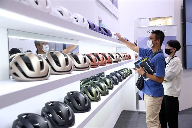 一家专卖自行车安全帽的厂商，将展示区布置成宛如精品柜。（黄世麒摄）
