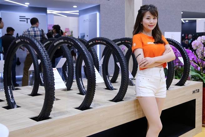 外贸协会主办的「台北国际自行车展（TAIPEI CYCLE）及台湾国际运动及健身展（TaiSPO）」22日开幕，有厂商请来专业的展场 Show Girl 与自家商品合影，吸引不少人拍照，也提升产品能见度。（黄世麒摄）